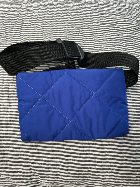 Bæltetaske/rossbody taske i coboltblå quilt.