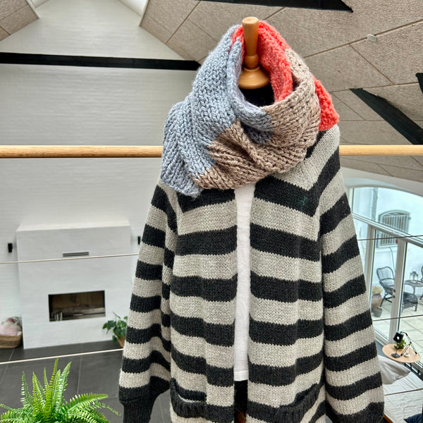 Håndstrikket jumbotørklæde i blå, koral og beige.