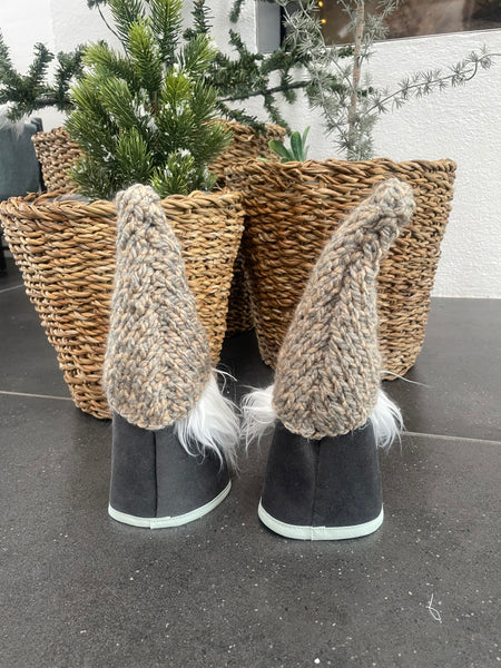 ❤️Håndlavede “Gnomer”i mørkegrå møbelvelour og hjemmestrikkede huer.