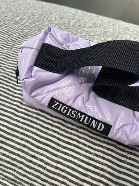 Toilet/makeuptaske i lyselilla med shine.