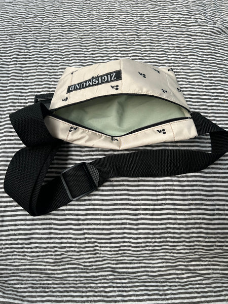 Bæltetaske/crossbody taske med skønne kirsebær.