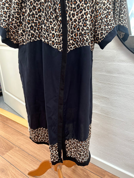 Kimono med dyreprint, blå og sort. Str.m/l