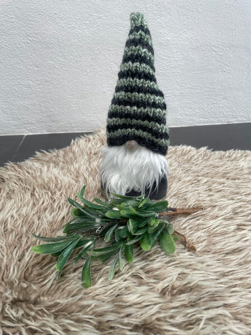 ❤️Håndlavet “Gnom” i gråt velour og med strikket hue.