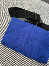 Indlæs billede til gallerivisning Bæltetaske/rossbody taske i coboltblå quilt.
