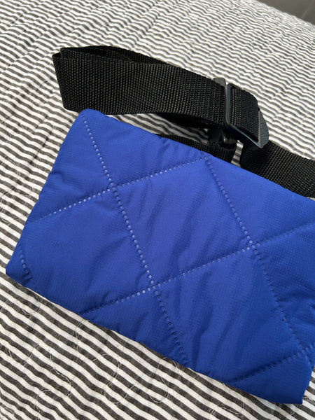 Bæltetaske/rossbody taske i coboltblå quilt.