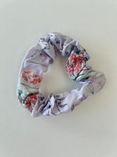 Indlæs billede til gallerivisning Smal scrunchie i lys lilla med blomster.
