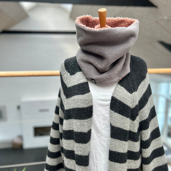 Halsedisse i mørkerosa teddybear med grå fleece