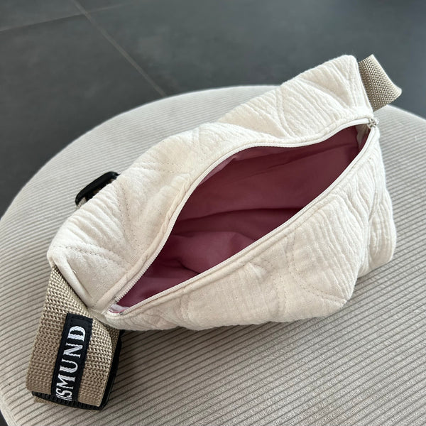 Bæltetaske/crossbody i råhvid quilt med lys rem.