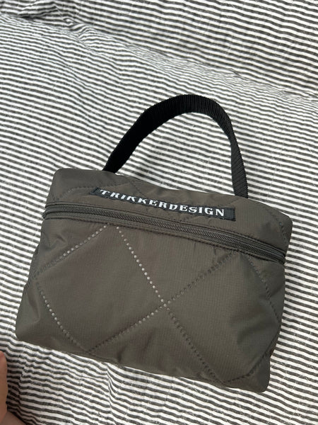 Toilettaske/makeuptaske i army quilt.