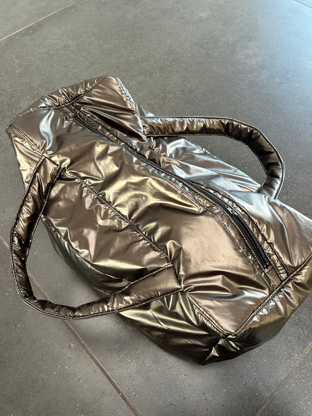 Shopper i brunt skinnende stof.