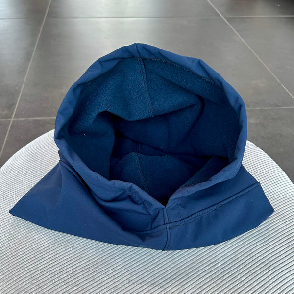 Balaclava i blåt vandafvisende stof.