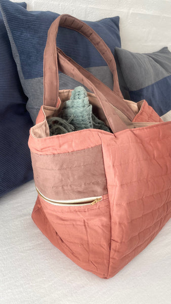 Mørk Rosa shopper i quilt med lille lomme.