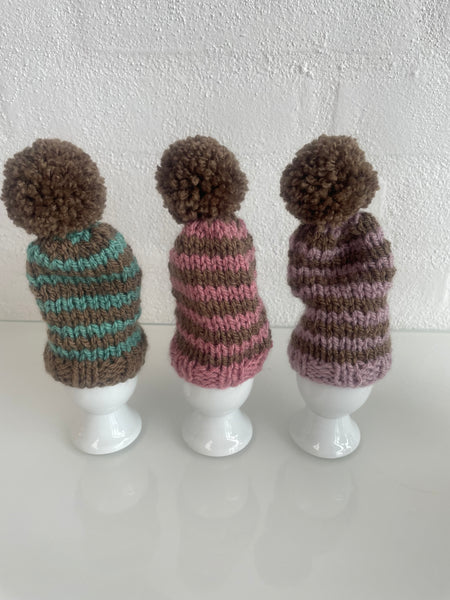 Æggevarmer aka Nissehue i lyserød og Rosa strik med pom pom.