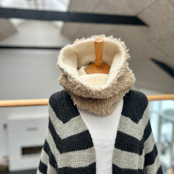 Halsedisse i fake fur i nude og med råhvid tykt teddybear