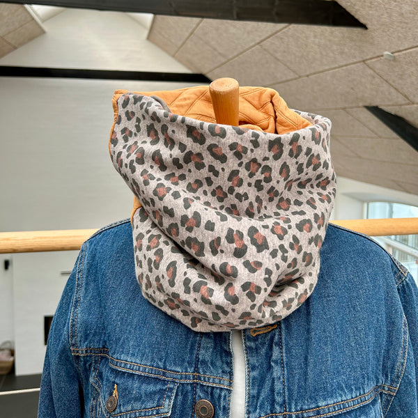 Unika halsedisse med cognac farvet stof og lammeskind.