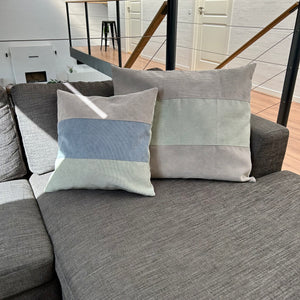 Pudebetræk i lys salvie, mørk kit og pastel blå. Lys salvie på bagsiden.