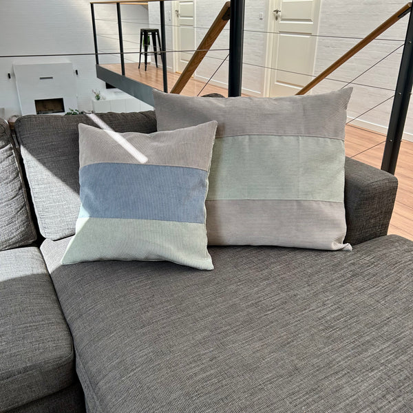 Pudebetræk i lys salvie, mørk kit og pastel blå. Lys salvie på bagsiden.