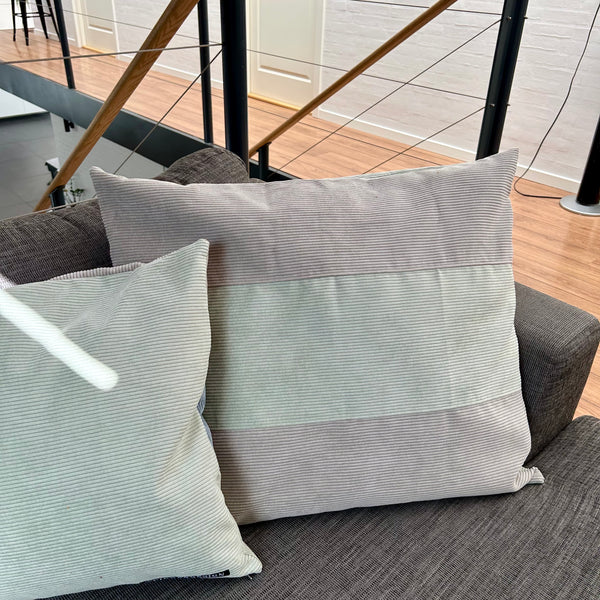 Stort pudebetræk i lys salvie og mørk kit. Lys salvie på bagsiden.