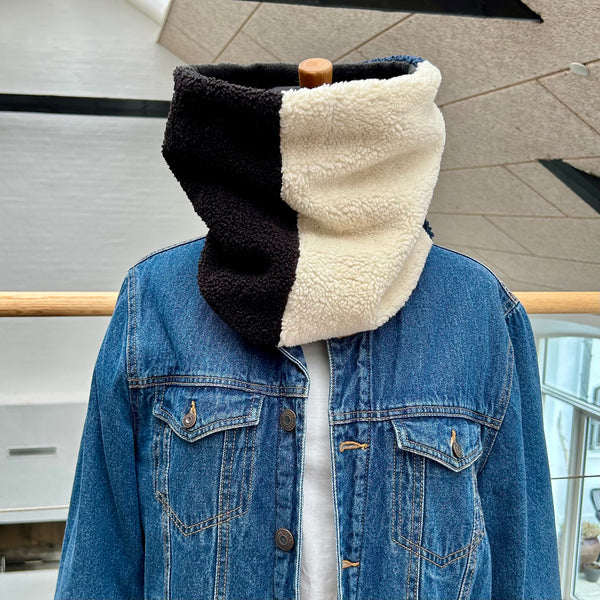 Halsedisse i sort, blå og råhvid teddybear med sort fleece