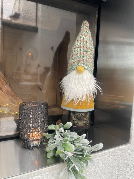 ❤️Håndlavet “Gnom” i gult velour og med hjemmestrikket hue.