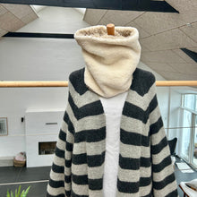 Indlæs billede til gallerivisning Halsedisse i fake fur i nude og med råhvid tykt teddybear
