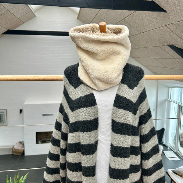 Halsedisse i fake fur i nude og med råhvid tykt teddybear