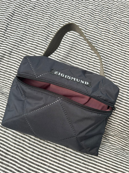 Toilet/makeuptaske i farven charcoal.