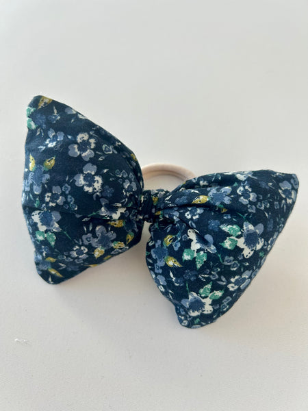 Fluffy blomstret sløjfe i blålige farver.