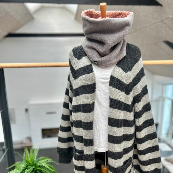 Halsedisse i mørkerosa teddybear med grå fleece