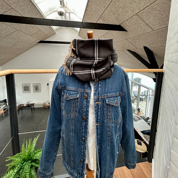 Unika halsedisse med tern og nude frynser.