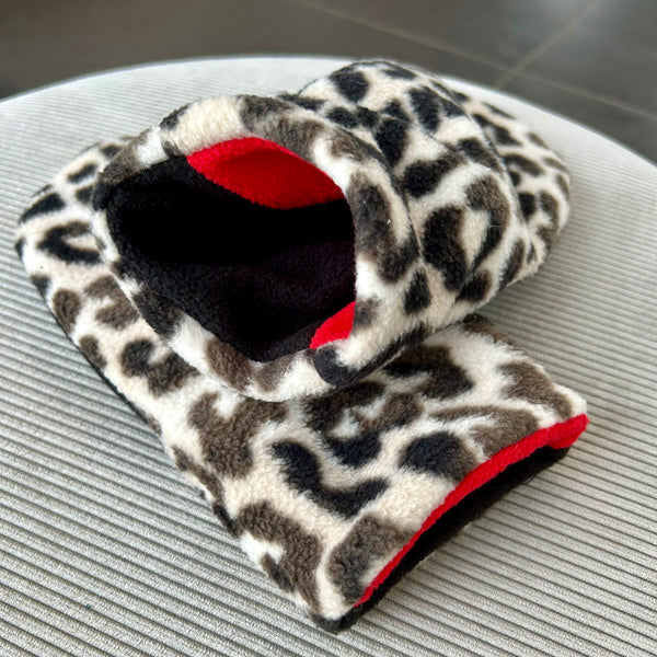 Luffer i fleece med leopard mønster.