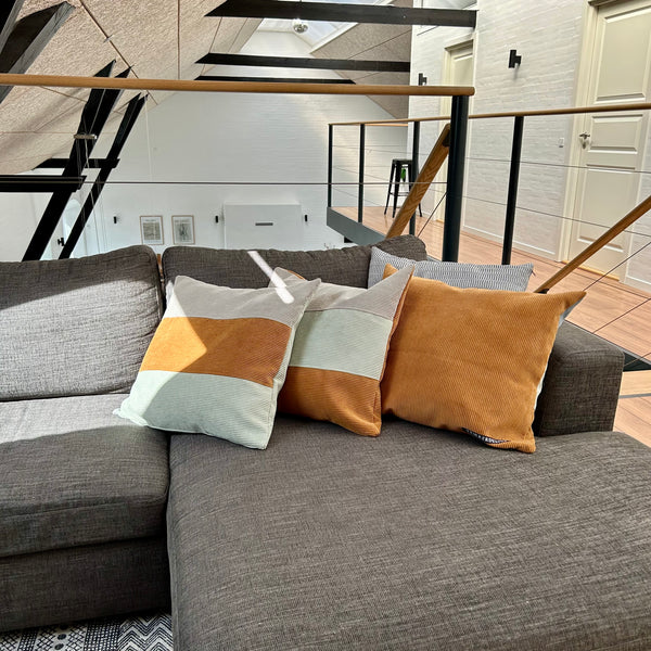 Pudebetræk i gylden brun, lys salvie og mørk kit. Mørk kit på bagsiden.