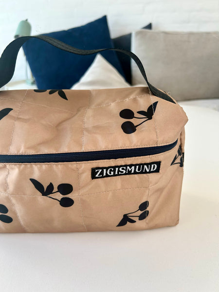 Rummelig toilettaske i beige med skønne kirsebær.