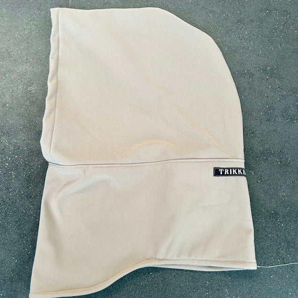 Sandfarvet Balaclava i vandtæt stof.