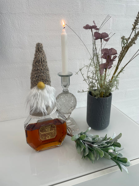 Håndlavet “Gnom” i beige velour og med beige hue.