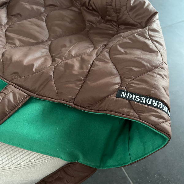 Shopper i mørkebrun quilt og grønt foer.