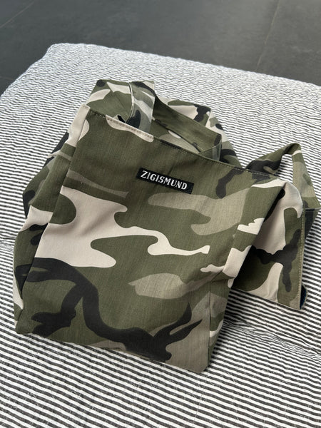 Stor shopper i army look med blåt foer og inderlomme.