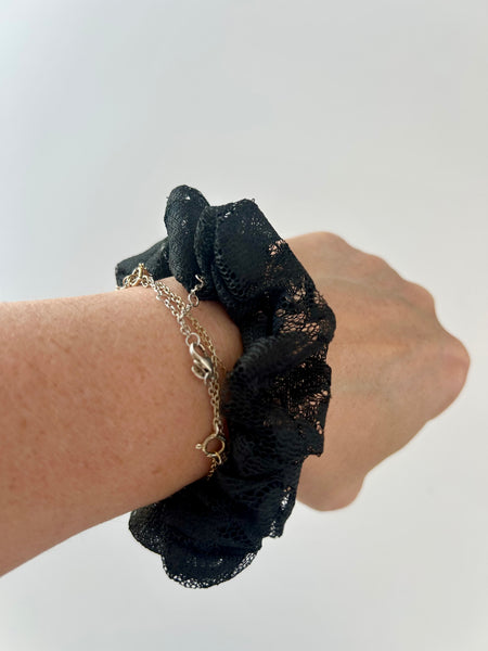 Scrunchie i sort blonde tyl.