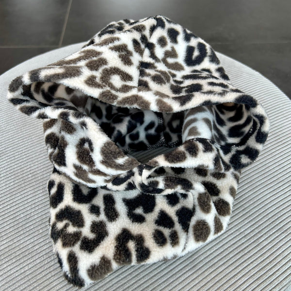 Balaclava i leopard mønstret fleece.