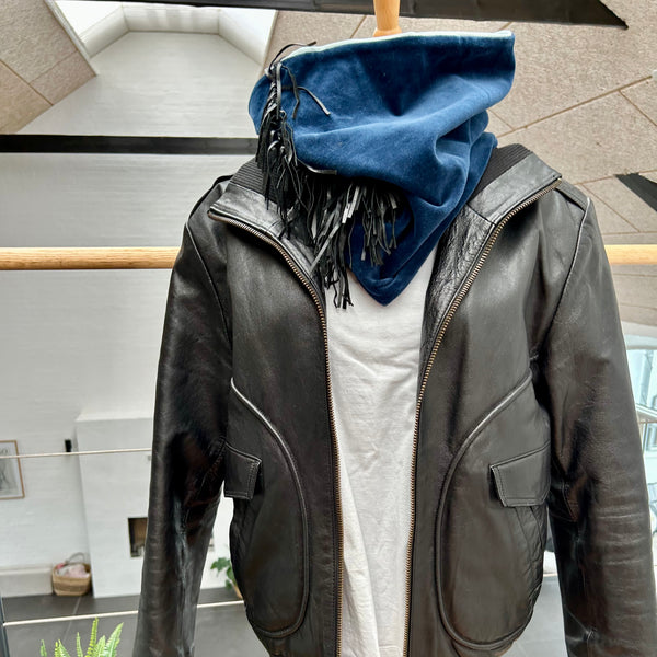 Unika halsedisse med velour og kalveskindsfrynser.