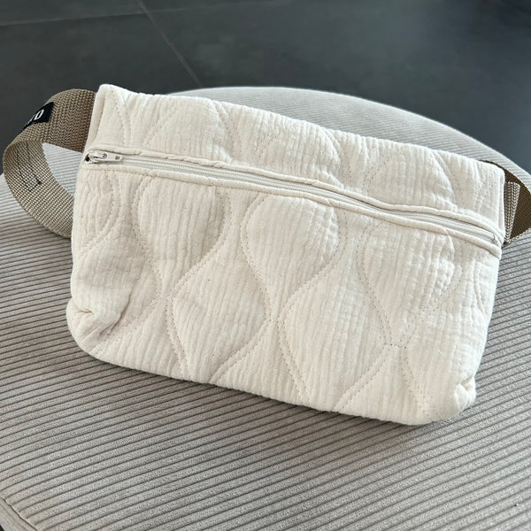 Bæltetaske/crossbody i råhvid quilt med lys rem.