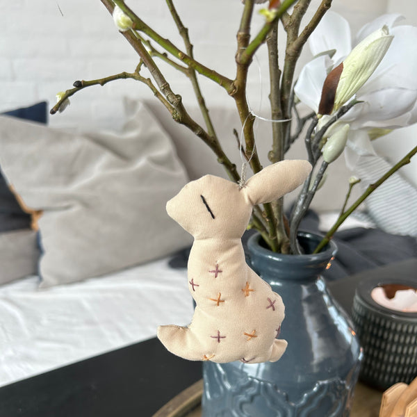 Påskehare med broderede detaljer.