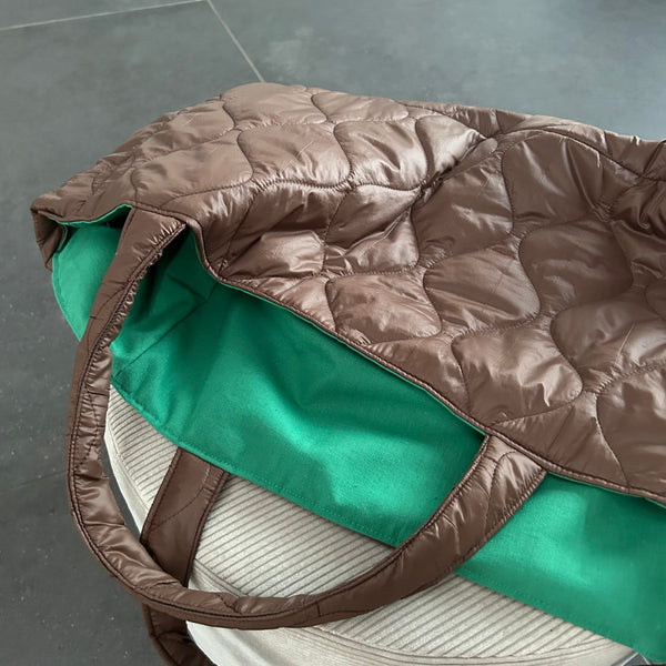Shopper i mørkebrun quilt og grønt foer.