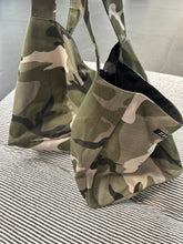 Indlæs billede til gallerivisning Shopper i armyfarver og med lomme indeni.
