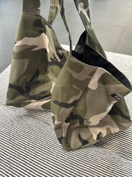 Shopper i armyfarver og med lomme indeni.