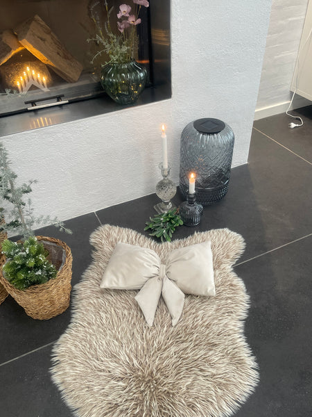 Kæmpe julesløjfe i råhvid velour med fyld.