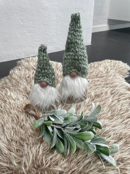 Håndlavede “Gnomer” i beige velour og med melerede grønne hjemmestrikkede huer (2stk).