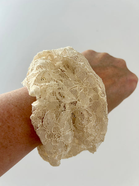 Råhvid blonde scrunchie med blomster.