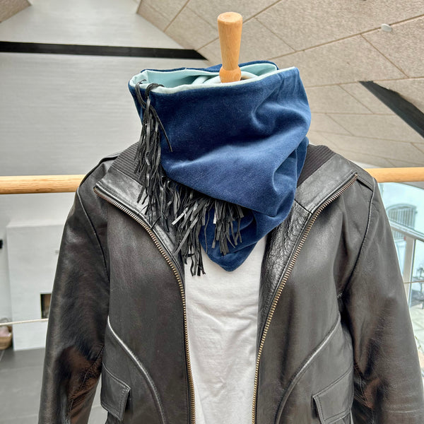 Unika halsedisse med velour og kalveskindsfrynser.