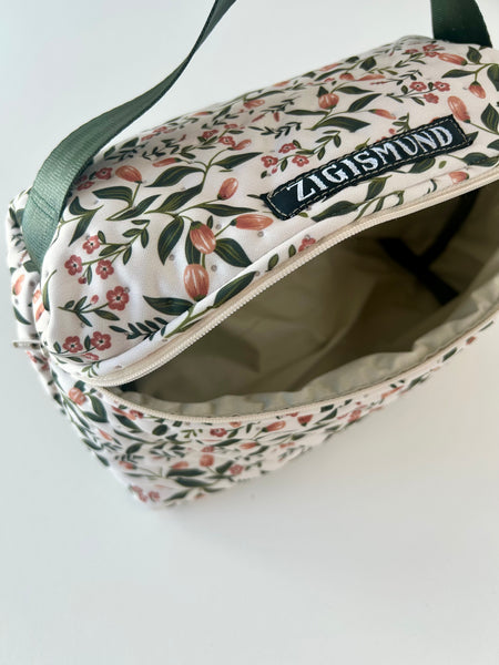 Lækker og rummelig toilettaske med skønne blomster.